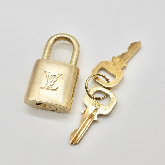 🍓LV Lock and Key #305 - Picture 1 of 3
